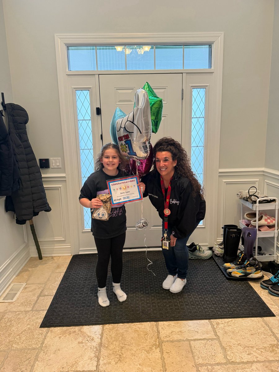 OneGoalin5th's tweet photo. A HUGE shout out to Stella from Team Dryden for completing the ENTIRE Core5Lexia reading program! This accomplishment called for a surprise visit with her favorite meal🍔🍦🎈 So proud of you Stella! @RobertCS118 #rcs118life #d118life @LexiaLearning #soproud https://t.co/wqtb14fubp