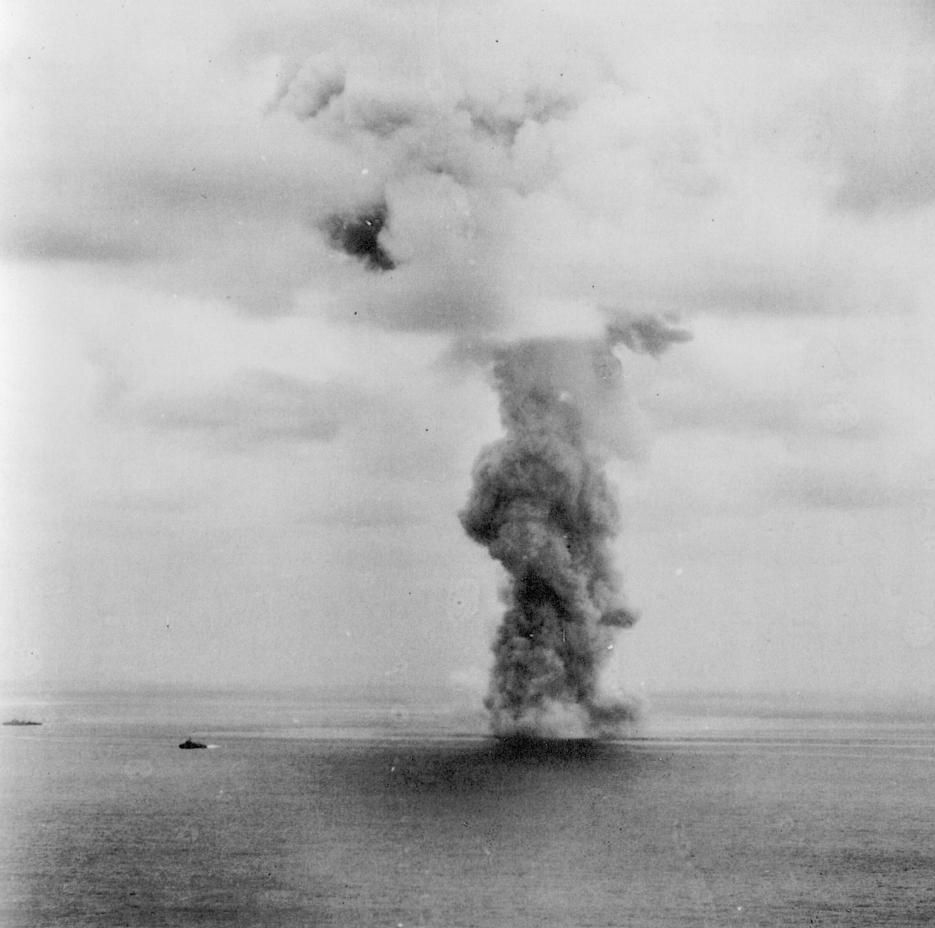 HMLuciferina's tweet photo. 第二艦隊旗艦・戦艦大和
矢矧以下、第二水雷戦隊
そして、あの戦争で、戦って死んでいった英霊、生き残って日本を支えた人達。
敬礼。 https://t.co/TO4wR6zq8g