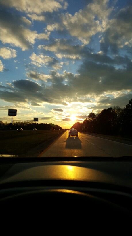 AntonioGon2315's tweet image. Nada como un buen atardecer en la carretera para recargar energías. ¿Quién más ama conducir a esta hora? 🎧🌄
#TravelGram #OnTheRoad #Viajes
