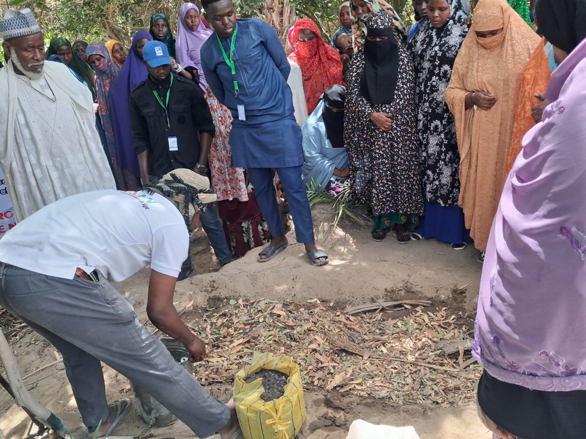 ong_adesa77234's tweet image. ADESA forme les femmes de N'Guigmi (PRECAN/FHRAOC) aux techniques agroécologiques : compostage, demi-lunes pour sols résilients face au climat sahélien. Autonomisation pour la sécurité alimentaire !
#ADESA #PRECAN #AgroécologieSahel #RésilienceClimatique #NGuigmi #FHRAOC