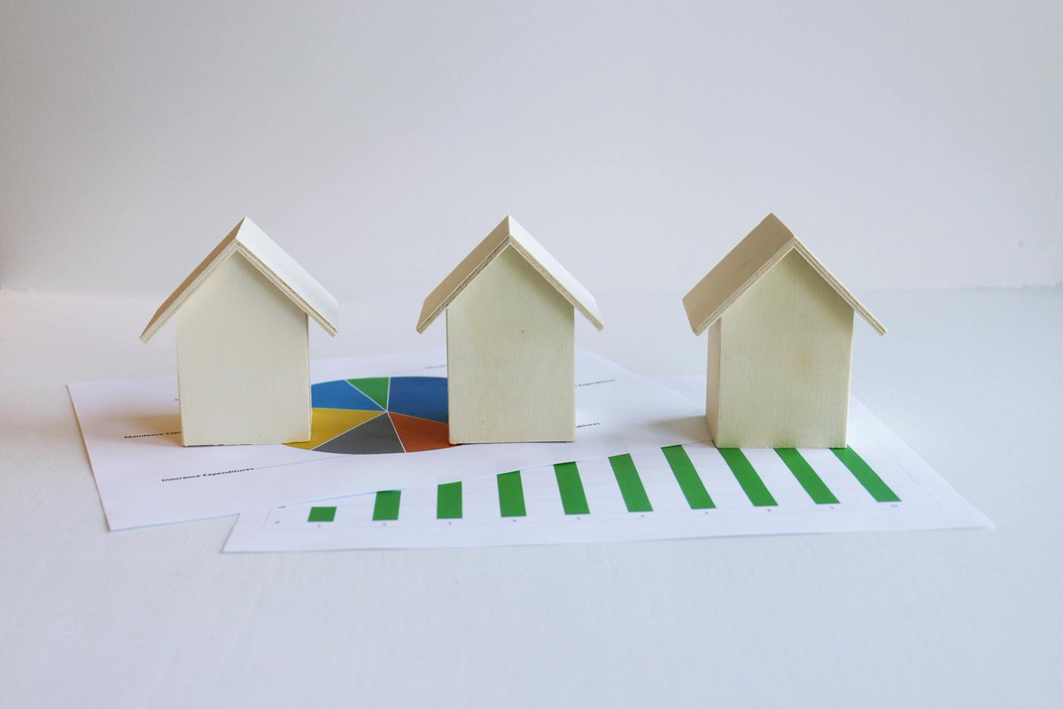 kavout's tweet image. Is the U.S. housing market headed for a crash in 2026? Most experts say no. Expect rebalance &amp;amp; modest growth, not a collapse. Dive into our analysis.

#HousingMarket #RealEstateOutlook

kavout.com/market-lens/is…