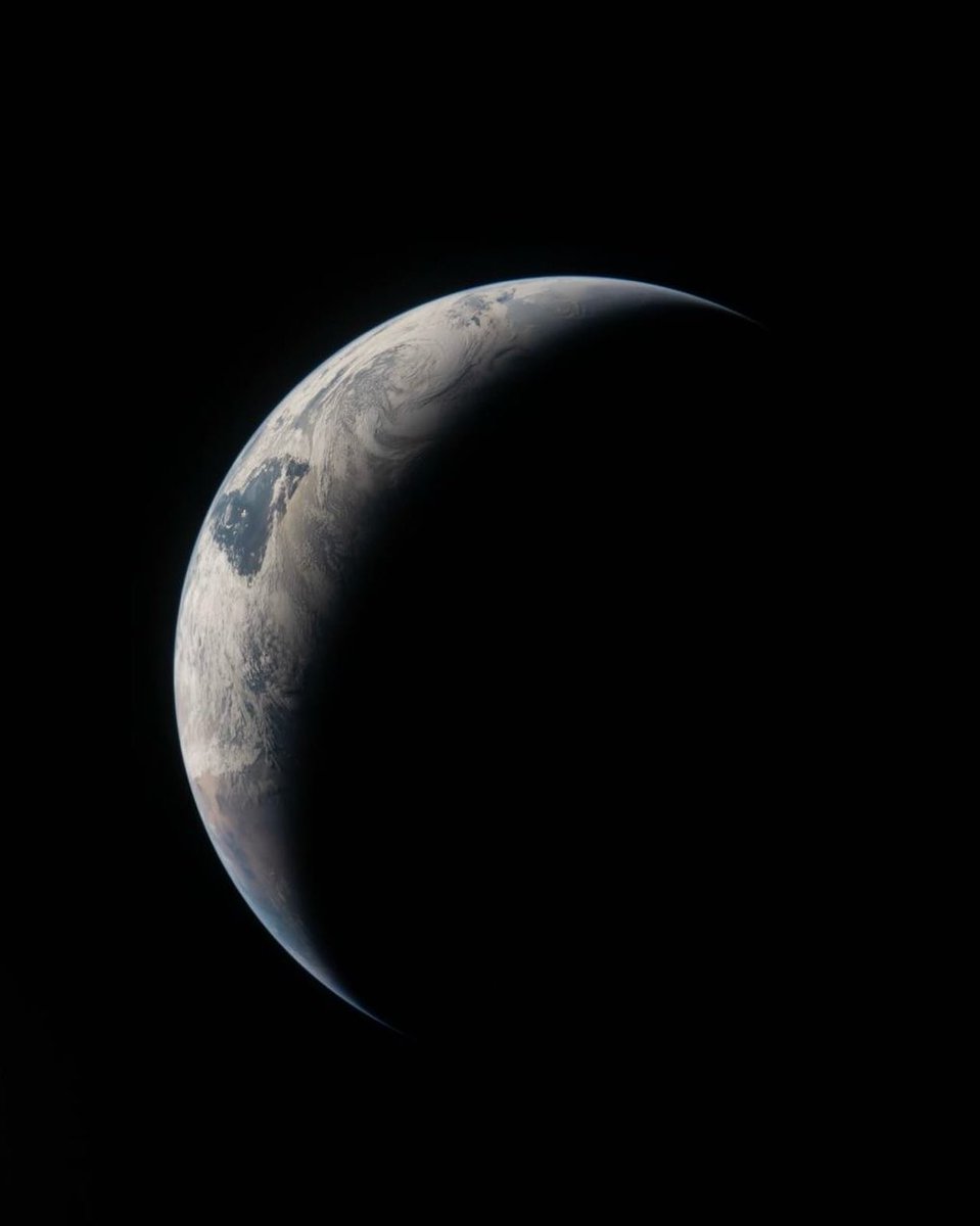 KRONIKInsights's tweet photo. 🚨🚨🚨

🔴 Une photographie de la Terre prise très près de la Lune par l'équipage d'Artemis II ! https://t.co/N9BC9R2BEs