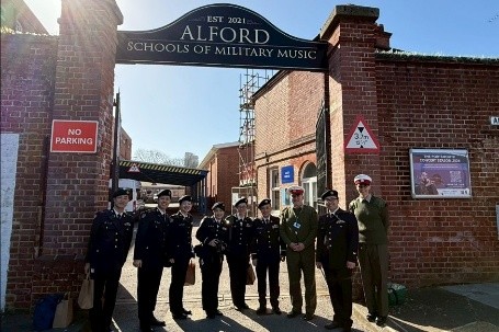 JGSDF_CBAND's tweet photo. #中央音楽隊 がイギリス派遣演奏へ
副隊長柴田2佐以下8名は現地軍楽隊と演奏交流を行いました！
 #イギリス の伝統と格式を大切にし現代の新しさを融合させた音楽祭を研修できたことは、私達にとって大きな刺激になりました✨️
今後も皆様の心に響く音楽を奏でられるよう隊員一同精進して参ります！ https://t.co/Tx0EJb2xt1