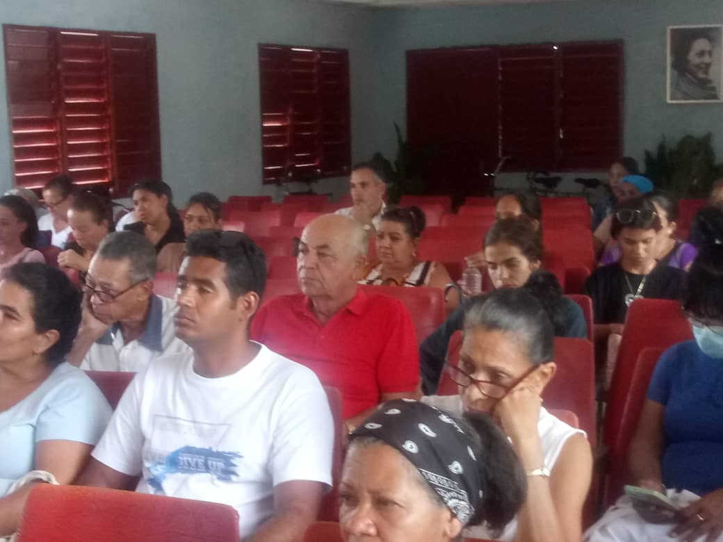 La política de cuadro es prioridad para la continuidad de la Revolución. Se realizó preparación a todos los cuadros y reservas del municipio #Guisa sobre la estrategia de la política de cuadro aprobada en el VIII Congreso del Partido.
#FidelPorSiempre
#CubaEstáFirme