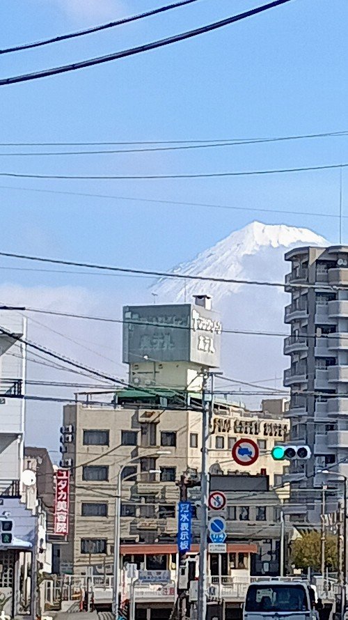 dic161's tweet photo. 最近の #富士山
ビジネスホテルと富士山
 #Gemini で修正 https://t.co/2vJ5GZwEUG