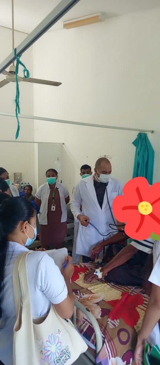 El compromiso con la excelencia médica se demuestra en cada acto asistencial. Dr. Henry Montero, esp. en Medicina Interna y miembro de la #BMCTL #HROecusse, realiza pase de visita docente-asistencial, fortaleciendo la formación de nuevas generaciones.