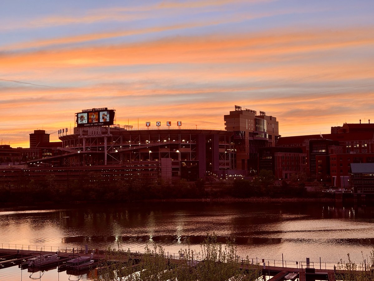 Genuinely insane sunset over Neyland tonight
