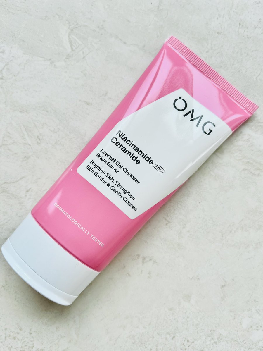 Rayka_04's tweet image. jujur ini cleanser yang keliatan biasa aja, tapi ternyata works better than expected

OMG Niacinamide + Ceramide Low pH Gel Cleanser
teksturnya ringan, busanya soft, dan after wash tuh masih kerasa moist

clean tapi ga bikin kulit “ketarik”
#omg #facewash