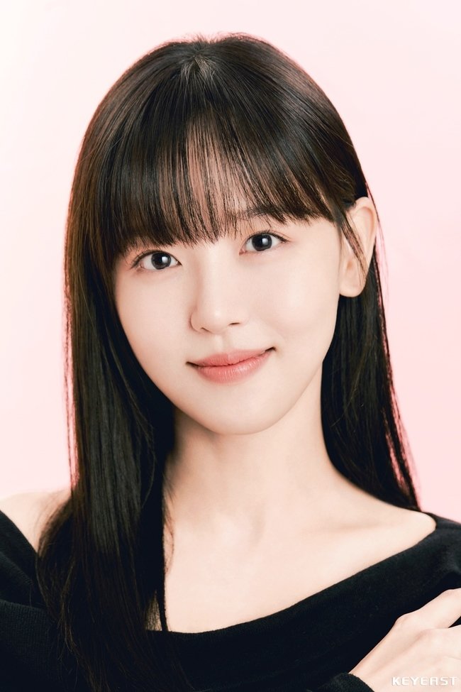 moonliebe_'s tweet photo. Kang Hanna joins Whale Star as Han Yeonkyung, a cool-headed and decisive woman. A member of the secret group Whale Star and the richest figure in Gunsan, she loses her husband to torture during the Japanese occupation and rises like a phoenix to fight for Korea’s independence 🥳 https://t.co/vDHms3HuHY