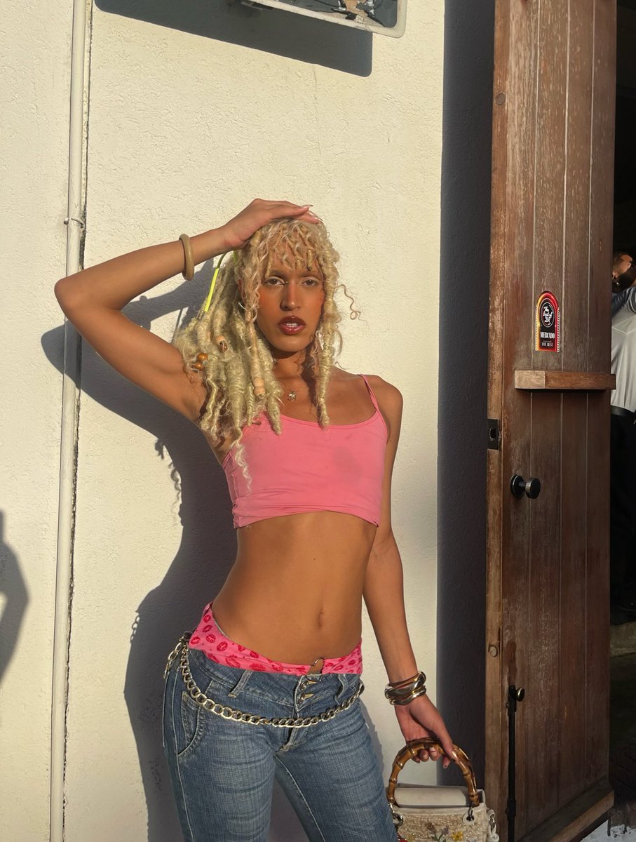 travesti de um peito só tweet media