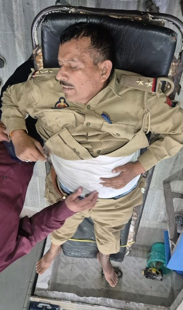 #UP_अलीगढ़ के लोधा थाना जॉइन करने जा रहे दरोगा ब्रषपाल सिंह की नगर निगम के ट्रैक्टर की चपेट में आने से मौत हो गई। वह मैनपुरी के रहने वाले थे और नई तैनाती के लिए लोढ़ा थाना जा रहे थे

ब्रषपाल सिंह अपनी बाइक पर चारपाई बांधकर नई तैनाती के लिए जा रहे थे, तभी सासनी गेट इलाके में नगर