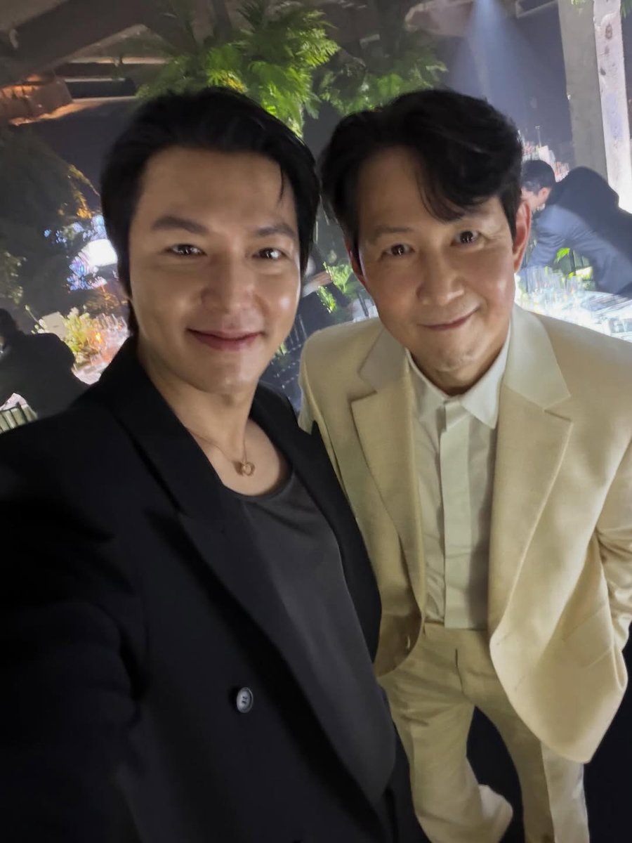 イ・ジョンジェ＆イ・ミンホ、目の保養になるビジュアル…ブラックVSホワイトのスーツ対決 ekr.chosunonline.com/site/data/html… 

俳優イ・ジョンジェ（53）とイ・ミンホ（38）が並外れたビジュアルを披露した。

#イ・ジョンジェ #イ・ミンホ #LeeMinho #LeeJungjae