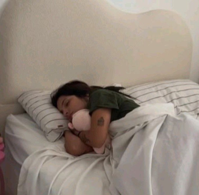 imagínate hablar mal de mi y yo en mi cama durmiendo