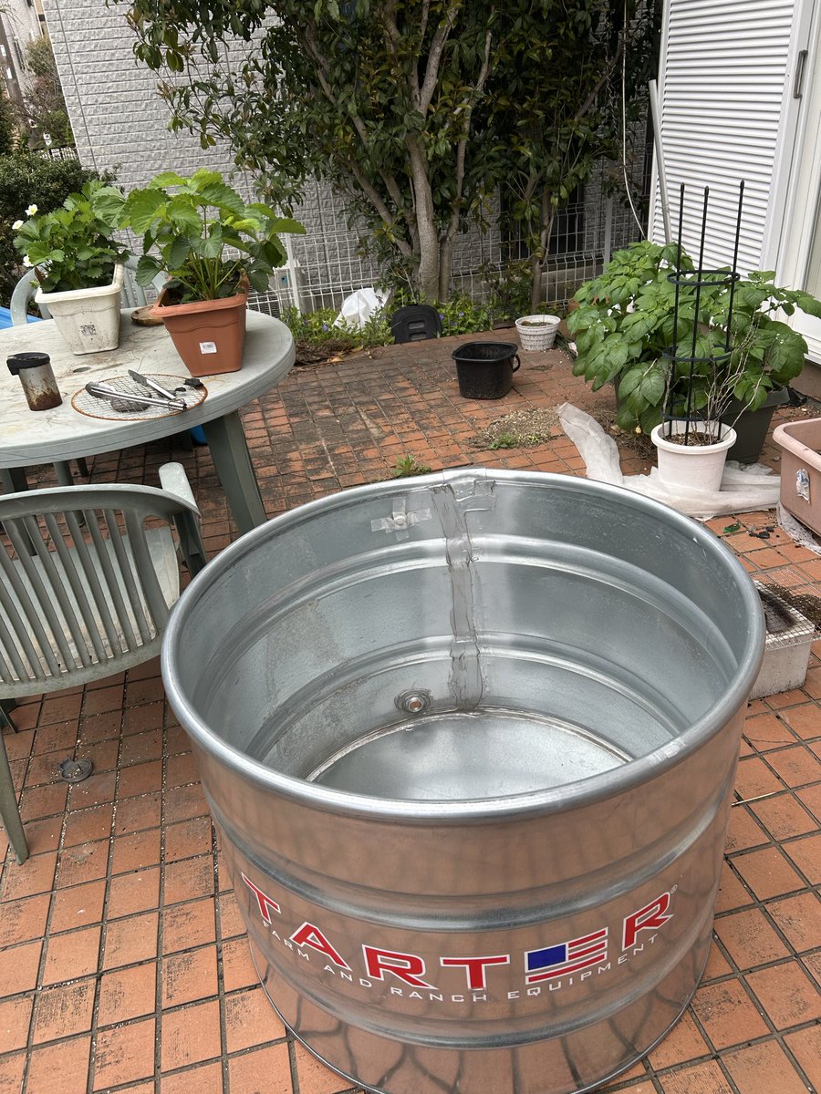yasaitaro3's tweet photo. ついに、ついに！！
Tarterの150ガロンのレイズドベッドが我が家に来ました！
カッコよくて一目惚れしてたら嫁さんが買ってくれた✌️
俄然家庭菜園のモチベがあがる🥳

#Tarter
#家庭菜園
#レイズドベッド
#ガーデニング
#畑
#自家栽培
#初心者家庭菜園
#庭 https://t.co/z8TkxNm5U8