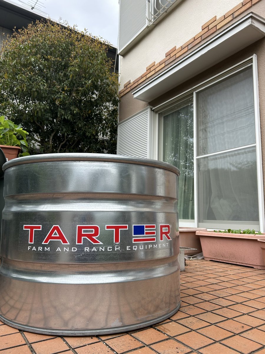 yasaitaro3's tweet photo. ついに、ついに！！
Tarterの150ガロンのレイズドベッドが我が家に来ました！
カッコよくて一目惚れしてたら嫁さんが買ってくれた✌️
俄然家庭菜園のモチベがあがる🥳

#Tarter
#家庭菜園
#レイズドベッド
#ガーデニング
#畑
#自家栽培
#初心者家庭菜園
#庭 https://t.co/z8TkxNm5U8