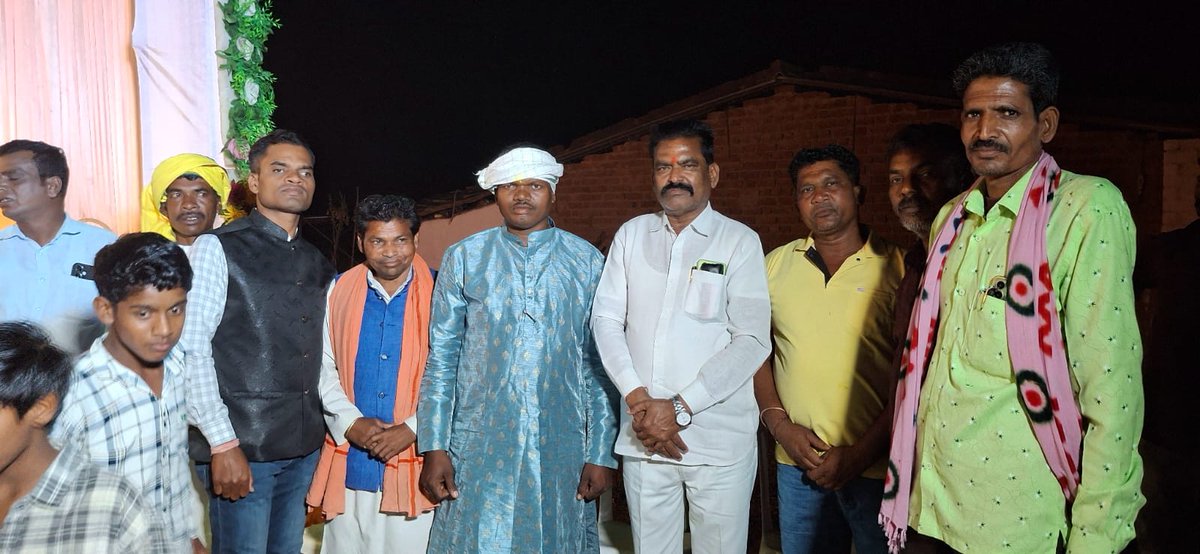 विधानसभा क्षेत्र चौरई के ग्राम पंचायत साजपानी के सरपंच श्री रवि जी के विवाह समारोह में सम्मिलित होकर नवदंपति को शुभकामनाएं दीं।

प्रभु सदाशिव से कामना है कि नवदंपति का दांपत्य जीवन सुख, समृद्धि और खुशियों से परिपूर्ण रहे। 💐

#ChouraiVidhansabha