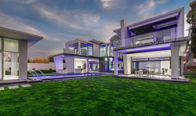 propcentralsa's tweet image. Luxury knows no bounds! View this R60,000,000 home at buff.ly/5aKkMQQ
9 Bedrooms| 5 Bathrooms| 6 Garages| Pool
Follow #PropertyCentral for #EXTREME property
#LuxuryLiving #SandtonDreams #HomeSweetHome