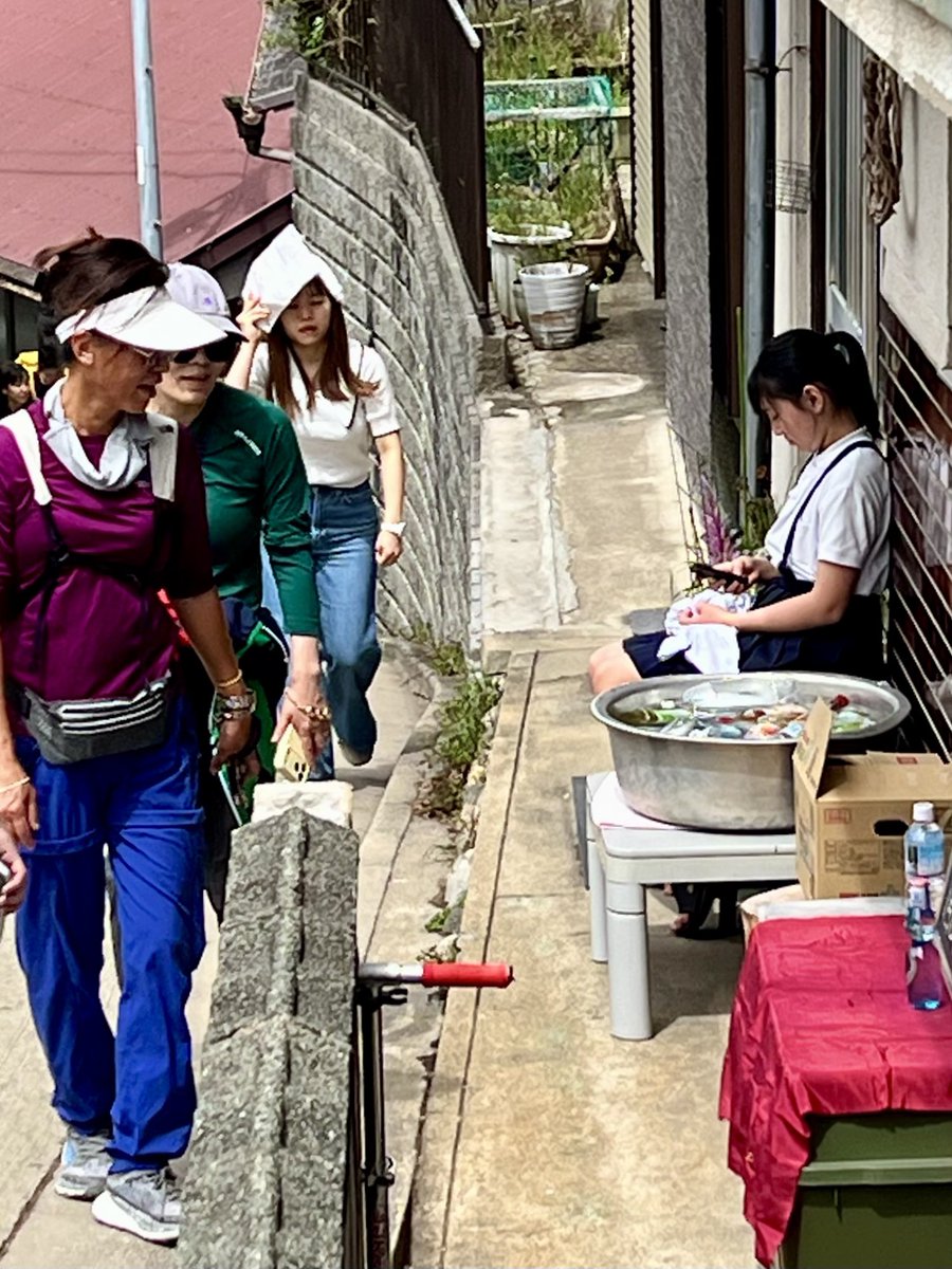 twincities2026's tweet image. 11年前、この店の前で親切な女性が、幼い孫娘を妻に抱かせてくれました。今日、店先で水を売る彼女の姿に、あの時の面影を重ねます。家族の絆を大切にする日本の春、その温かさに心が解けます。#吉野山 #家族の絆 #一期一会 #桜の記憶