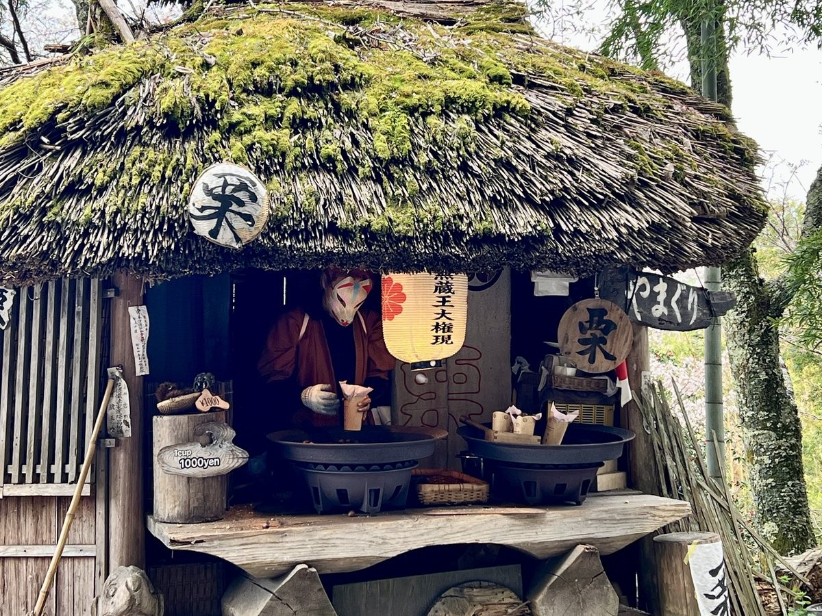 twincities2026's tweet image. 11年前、この店の前で親切な女性が、幼い孫娘を妻に抱かせてくれました。今日、店先で水を売る彼女の姿に、あの時の面影を重ねます。家族の絆を大切にする日本の春、その温かさに心が解けます。#吉野山 #家族の絆 #一期一会 #桜の記憶