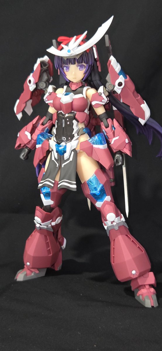Notice_KOU's tweet photo. 長らく積んでたマガツキが完成しました
成形色ベ��スで基本筆塗り、髪のグラデーションと刀身だけスプレーで軽めに仕上げ
#FAガール　#フレームアームズ・ガール https://t.co/KtLv0MU6eF