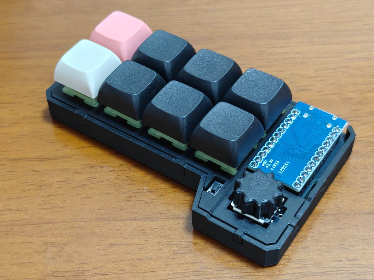 GadgetShun's tweet photo. キーケットで買った「全日本小型キーボード連盟」さんのRookeyが完成。🥰
ロータリーエンコーダを付けたかったのでMeKaBuを参考に同じものを購入。
スイッチプレートとボトムケースががっちりはまった。一発勝負。🤣
自作キーボードの組み立て練習に最適。👍
#Rookey #自作キーボード https://t.co/017moZdy8v