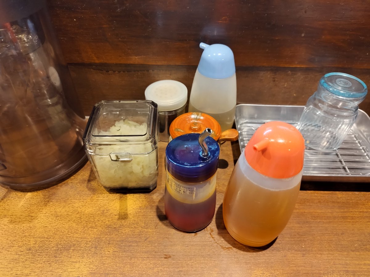 つけ麺屋ひまわり@高田馬場
満腹セット
油そば（大）と甘辛煮込みチャーシュー丼！
油そばは思ったよりあっさりで良いね。
具材の食感のアクセントが良い！
甘塩っぱさが箸をすすめる。
お酢も合うし追い玉葱も合う。
丼は甘めなので卓上の一味が活きる！
腹パンで死ぬほど美味かった！
#油そば