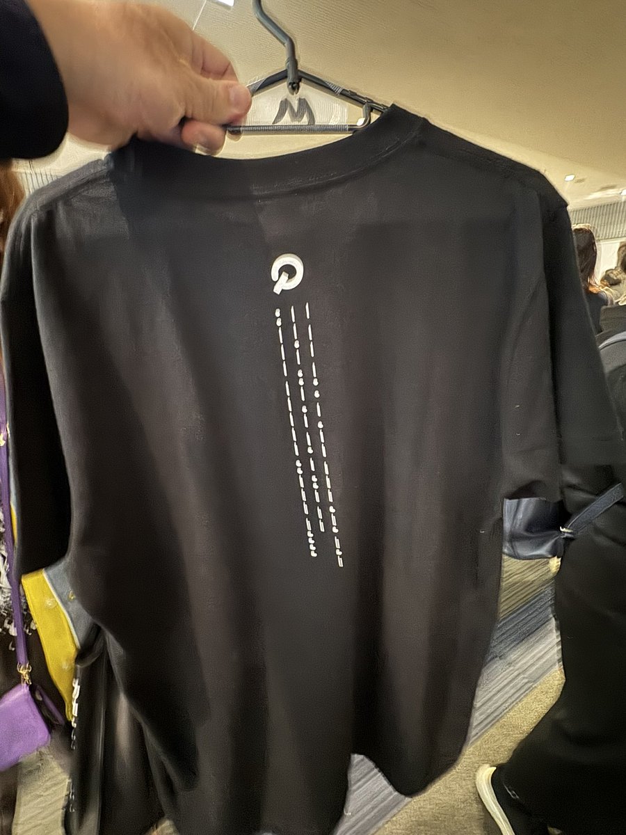 hot_ohzy's tweet image. 新しいTシャツいいデザイン、裏はモールス信号かな

#TMNETWORK
#QUANTUM
#横浜アリーナ