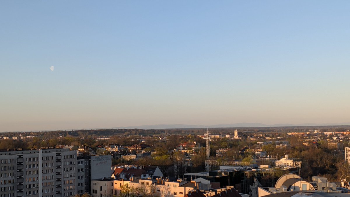 artur_ziraf's tweet image. Są gdzieś tam, między #Opole a #Księżyc
Morgen aus Oppeln 😉
#MadeByGoogle #moon #cityscape #sunrise