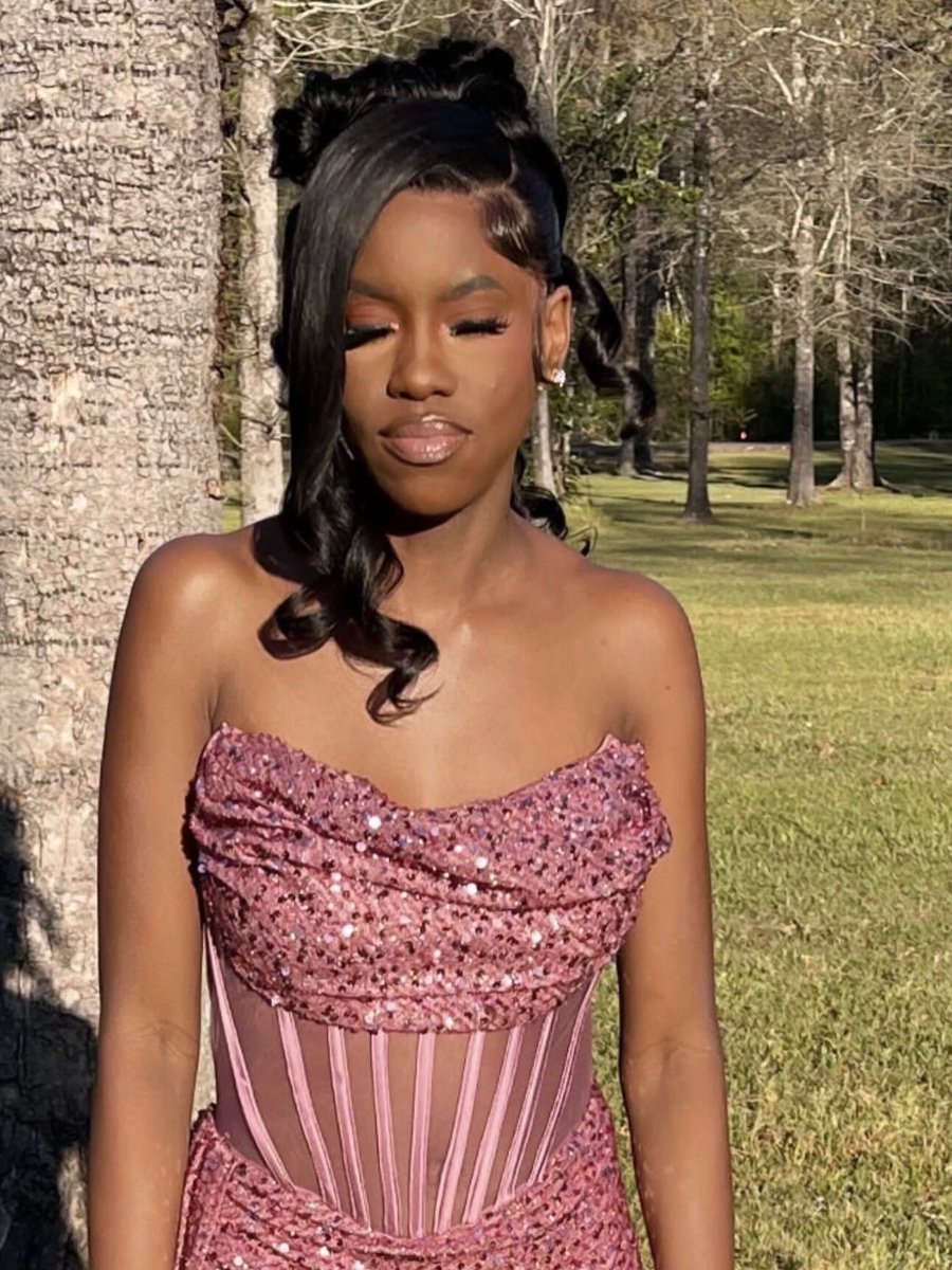 theeRcollection's tweet image. It’s Prom Season 🎀💅🏽
 #bundles #topqualityhair #hair #prom #pinupstyle #theerawcollection #13x6Frontal #hdlace