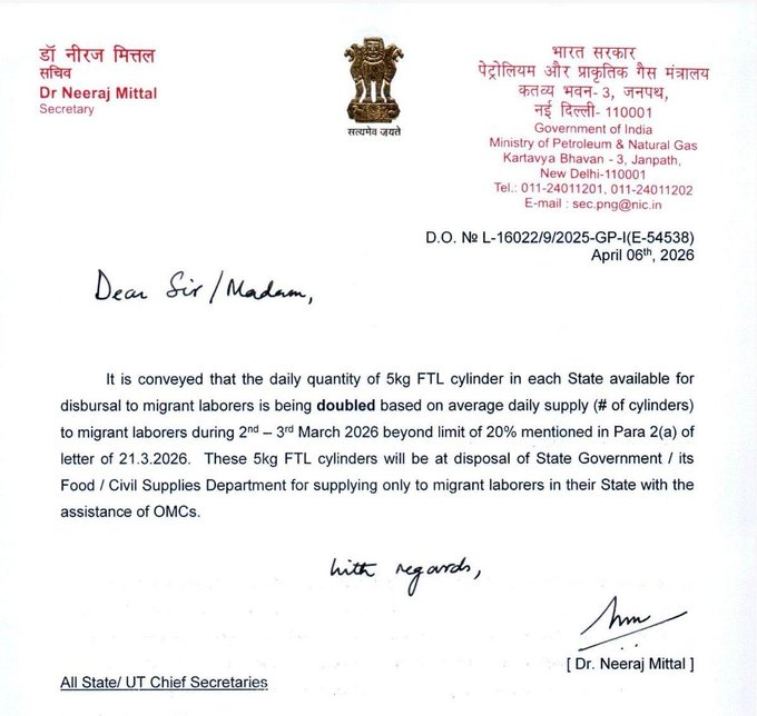 DDNewslive's tweet image. The Petroleum Secretary announced that the daily allocation of 5 kg Free Trade LPG (FTL) cylinders for migrant laborers will be doubled in each state, based on demand. 

@PetroleumMin #LPG #FuelSupply #MigrantWorkers #EnergySecurity