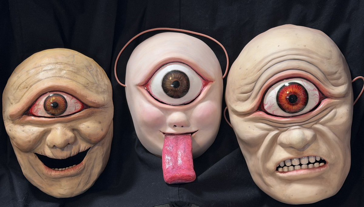 急に現れた妖怪だと思われてると思うので自己紹介を
元々、武将隊に憧れた子供の願いを叶えるべく厚紙で甲冑を作り始めたのが物作りのスタートです。
2年前に甲冑を着てハロウィンイベントに参加しようとなり、だったら家族で妖怪のお面をつけようと作り始め
そして去年急にお面作りにハマりました😆