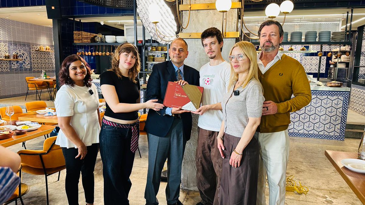 IndiaInShanghai's tweet image. #Foodforthought #DiplomaticKitchen 🍱🙏🏽

#CommunityBonds #SoftPower 🇮🇳 💪🏾 

CG @PratikMathur1 was happy to meet master chef 👨‍🍳 Eliran Gavriel at his leading restaurant #Mess in Shanghai today for a conversation on Indian food, coffee and more ☕️ 

➡️ In a conversation for TV 📺