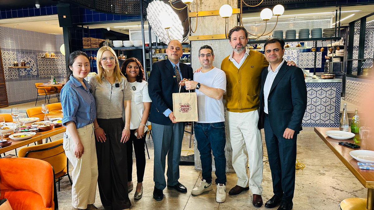 IndiaInShanghai's tweet image. #Foodforthought #DiplomaticKitchen 🍱🙏🏽

#CommunityBonds #SoftPower 🇮🇳 💪🏾 

CG @PratikMathur1 was happy to meet master chef 👨‍🍳 Eliran Gavriel at his leading restaurant #Mess in Shanghai today for a conversation on Indian food, coffee and more ☕️ 

➡️ In a conversation for TV 📺