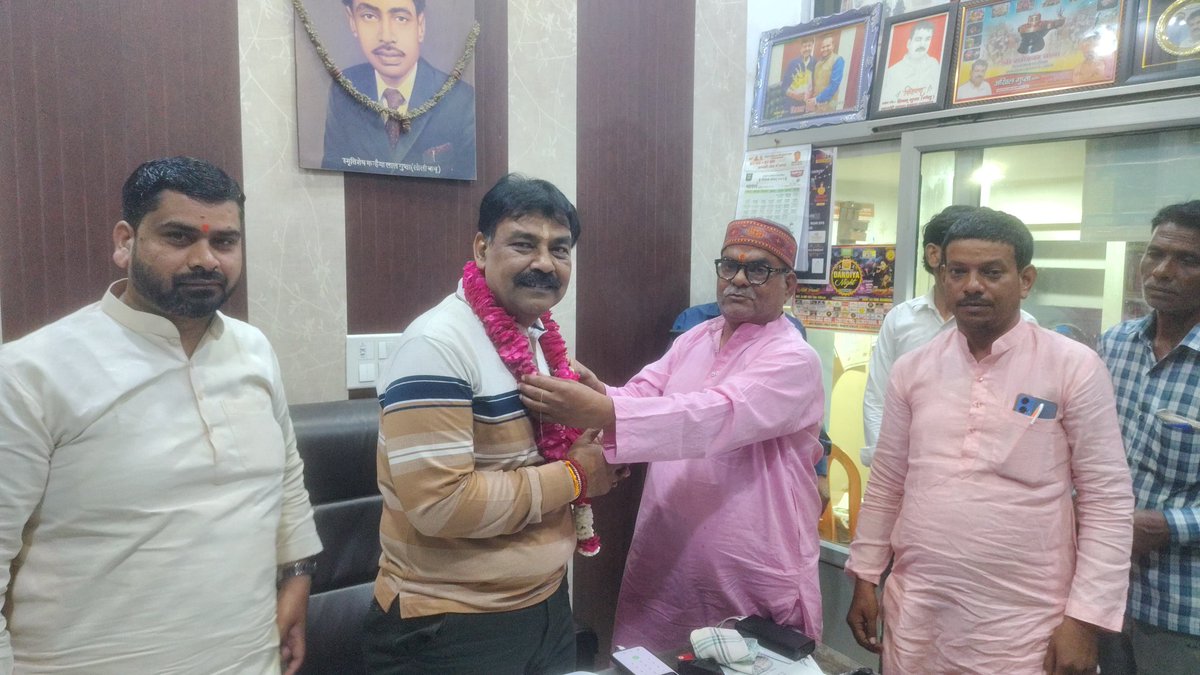 MlaGupta's tweet photo. आज आवास पर आकर युवा मोर्चा जिला अध्यक्ष बालाराव गुप्ता जी, बांगरमऊ निवासी संजय गुप्ता जी एवं नवीन गुप्ता जी ने माला पहनाकर औपचारिक मुलाक़ात किया।

साथ में अन्य सम्मानित बंधुओं की भी मौजूदगी रही।

!! राधे-राधे !! https://t.co/OCg9etnHkV