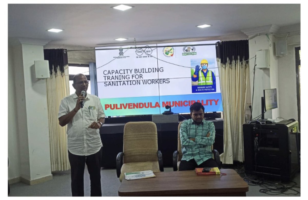 PulivendulaMpl's tweet photo. Pulivendula municipality organized Capacity Building Training For Sanitation Workers On Proper Usage Of PPE And Utilisation Of Various Govt Schemes 
 Distributing PPE Kits And Appreciation certificates our #Swachhatawarriors 
    #swachhAadat 
     #swachhsndraswarnandra https://t.co/IKuOhQW7Oa