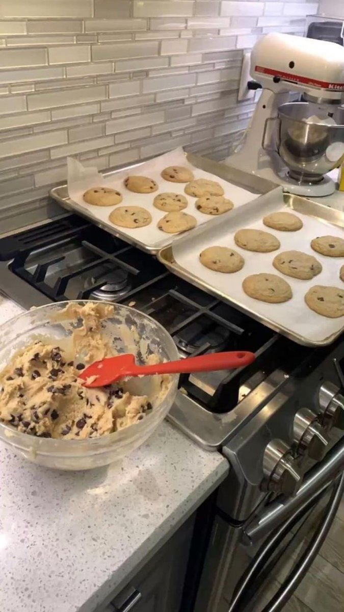 Paigeahgf06's tweet photo. Fresh out of the oven 🍪✨ Homemade chocolate chip cookies in the making—nothing beats the smell of a kitchen full of warm, gooey goodness! https://t.co/o9SfcoInCJ