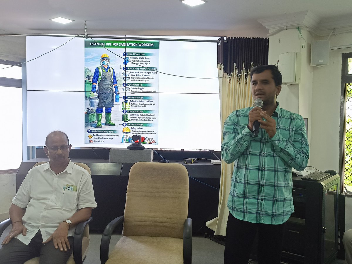 PulivendulaMpl's tweet photo. Pulivendula municipality organized Capacity Building Training For Sanitation Workers On Proper Usage Of PPE And Utilisation Of Various Govt Schemes 
 Distributing PPE Kits And Appreciation certificates our #Swachhatawarriors 
    #swachhAadat 
     #swachhsndraswarnandra https://t.co/IKuOhQW7Oa