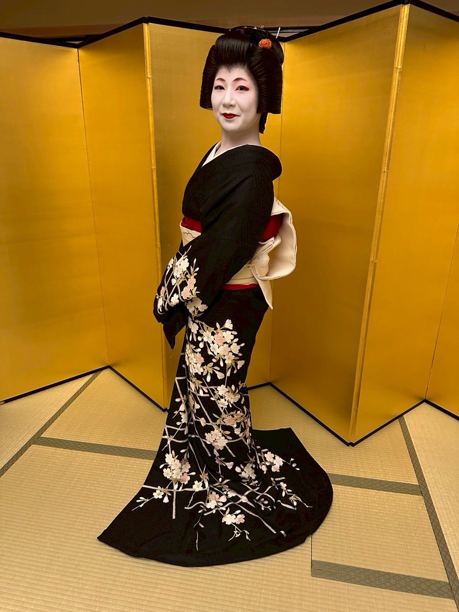 小はつさんの今月のお衣装は桜🌸 京おどり4日目、日々お疲れ様どす