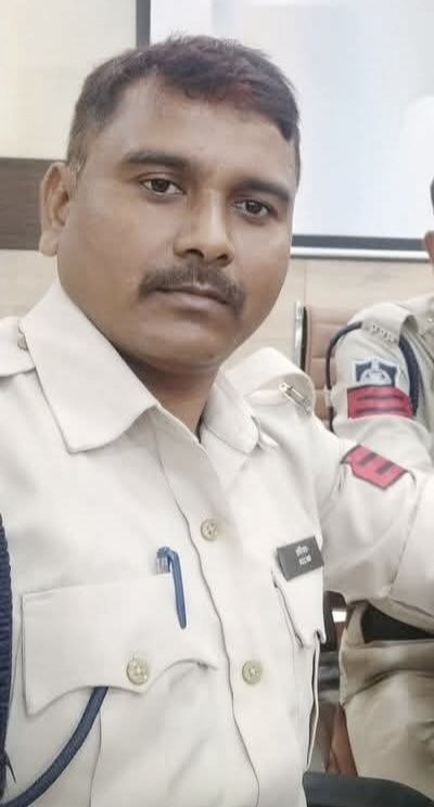 विगत तीन दिवस पूर्व यह पुलिसकर्मी प्रधान आरक्षक राय सिंह जो सिंगरौली जिले के कोतवाली थाना पुलिस चौकी खुटार में पदस्थ है पुराने मामले में एक बालक यानी नाबालिक जिसकी गिरफ्तारी करने के लिए प्रातः सुबह-सुबह तीन से चार बजे के बीच घर के अंदर घुसकर बच्चे की गिरफ्तारी करने का प्रयास कर