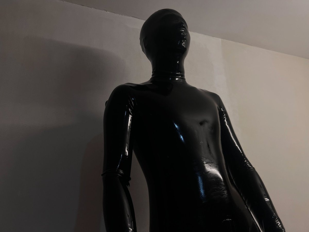 glinc_ee's tweet photo. 感受每一寸肌肤被包裹着的感觉...#胶衣 #latex https://t.co/GhYn1LN7QV
