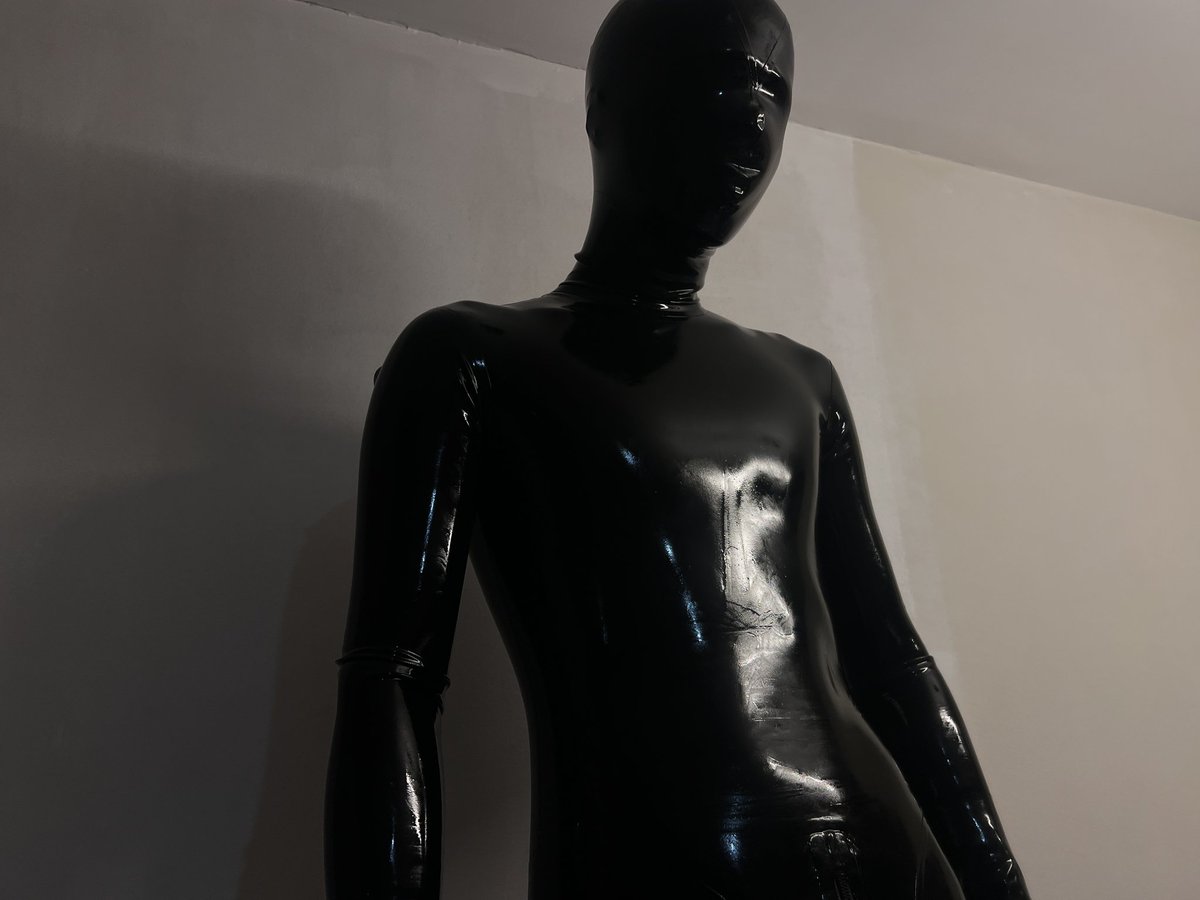 glinc_ee's tweet photo. 感受每一寸肌肤被包裹着的感觉...#胶衣 #latex https://t.co/GhYn1LN7QV