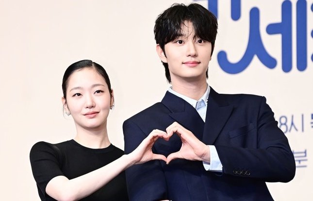 hallyuforums's tweet photo. #KimGoEun and #KimJaeWon pose together at the press conference for #YumisCells3!

#HallyuForums #Hallyu #KDrama https://t.co/BvaybZ0HYR