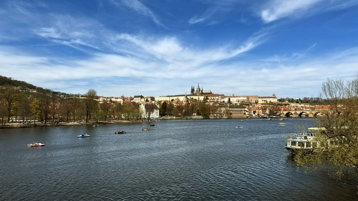 LachnitPetr's tweet image. Velikonoční neděle v Praze. Jak jinak než na parníku. Žádný kostel, žádné pamětihodnosti. Barvení vajíček taky nic. Ale pohled na Prahu z parníku, zvlášť za krásného počasí, je úchvatný. Ten pohled vynahradí celou ošatku vajíček a sladkostí.  🏰 🌞 🛥️
#velikonoce #loď #praha