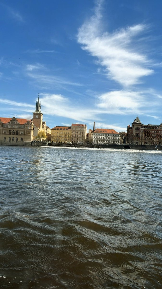 LachnitPetr's tweet image. Velikonoční neděle v Praze. Jak jinak než na parníku. Žádný kostel, žádné pamětihodnosti. Barvení vajíček taky nic. Ale pohled na Prahu z parníku, zvlášť za krásného počasí, je úchvatný. Ten pohled vynahradí celou ošatku vajíček a sladkostí.  🏰 🌞 🛥️
#velikonoce #loď #praha