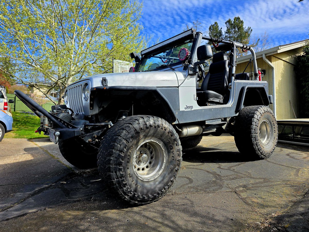 MeRedEye tweet media