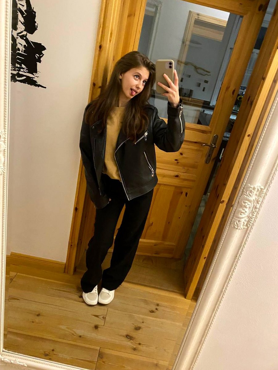 Anna Greystone tweet media