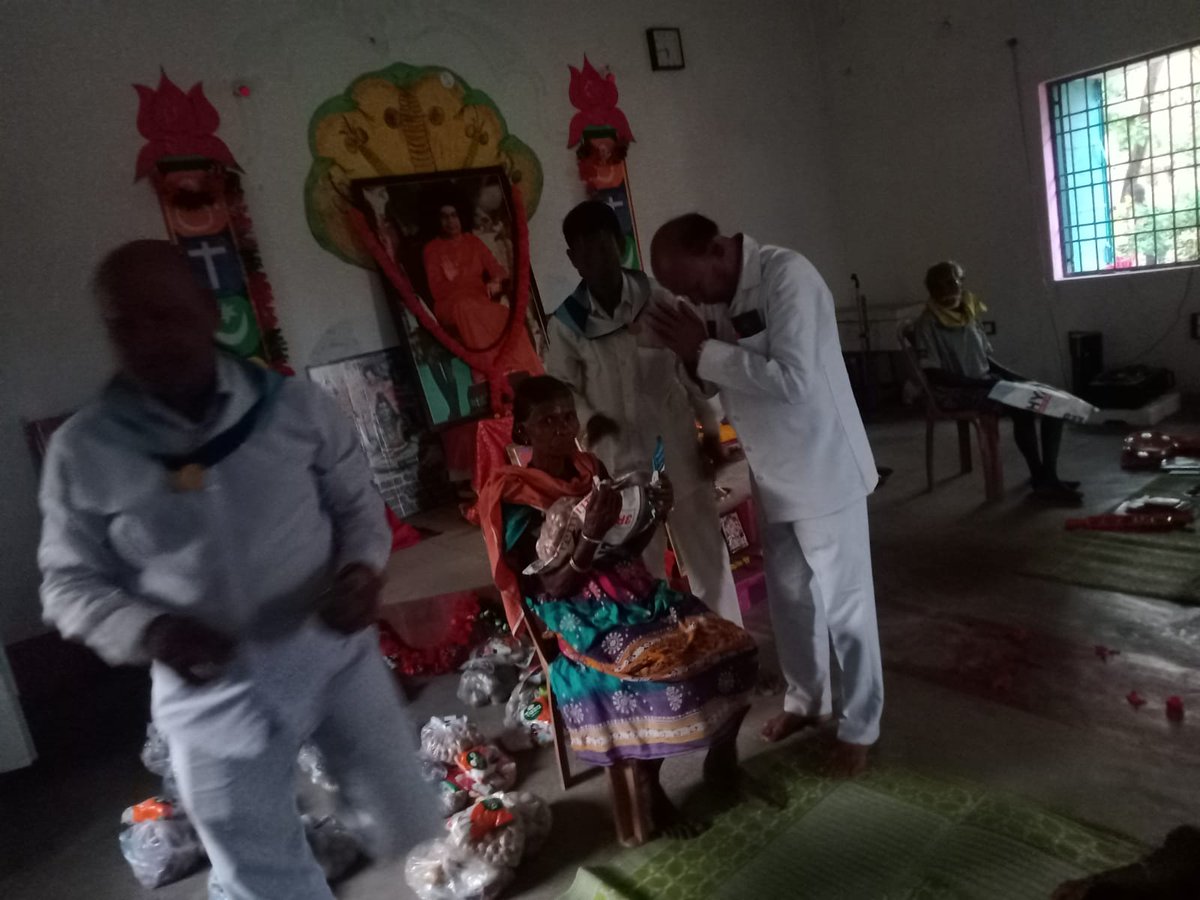 sathyasaiodisha's tweet photo. Loving Sairam..
With the Blessings of Bhagawan Sri Sathya Sai Baba, devotees of Nabarangpur Samithi lovingly carried out Narayan Seva by distributing Amrit Kalash to the needy at Bangapalli Village on 29.03.2026.
#NarayanSeva
#amrutakalash
#Nabarangpur
-Media Team https://t.co/lWN9SPcX26
