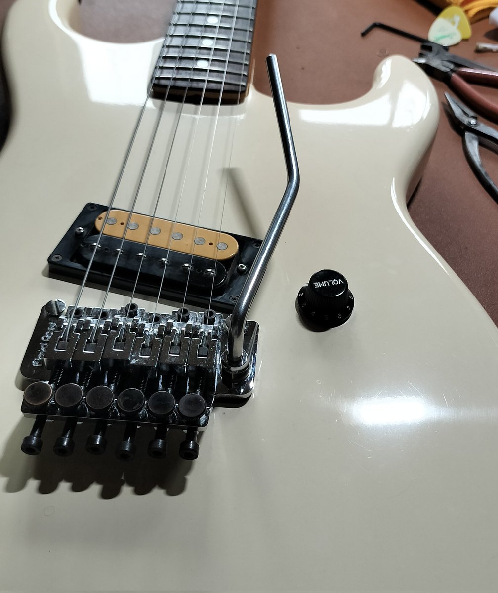 DNA20250705's tweet photo. KRAMER JK-1000トレモロリバーブ（カバー）138mm✕86mm黒マットが欲しいのだが販売してるとこ見つけられ無い〜(ToT)
ローズウッドの指板オイル塗って弦張り替えてメンテナンス完了。なんだけど。
#KRAMER　#KRAMERJK1000　
#トレモロカバー https://t.co/6lVNl1hnRT