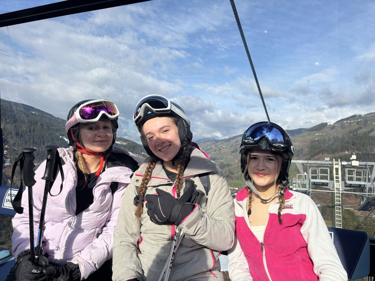 Horsforthski26's tweet photo. Ski day 2
Amazing scenes 
Great skiing
And a pizza party to remember 🍕❄️🥳 https://t.co/R6D0qTOE0G