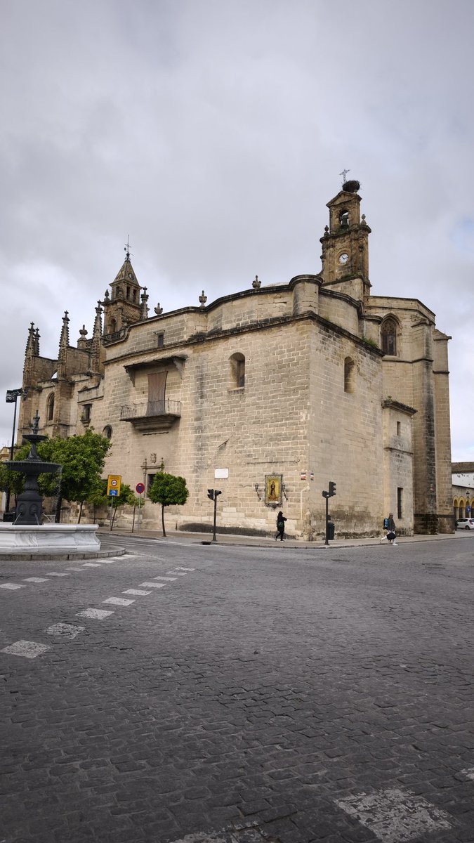 martin_javier's tweet photo. Arquitectura gótica en la Iglesia de Santiago de Jerez.

​Gótico tardío e isabelino (s. XV-XVI). Destacan sus contrafuertes de sillería, la crestería calada y el ábside poligonal. Fusión con elementos barrocos. 

​#Jerez #Arquitectura #Gótico #Patrimonio https://t.co/hGDki3GcZl